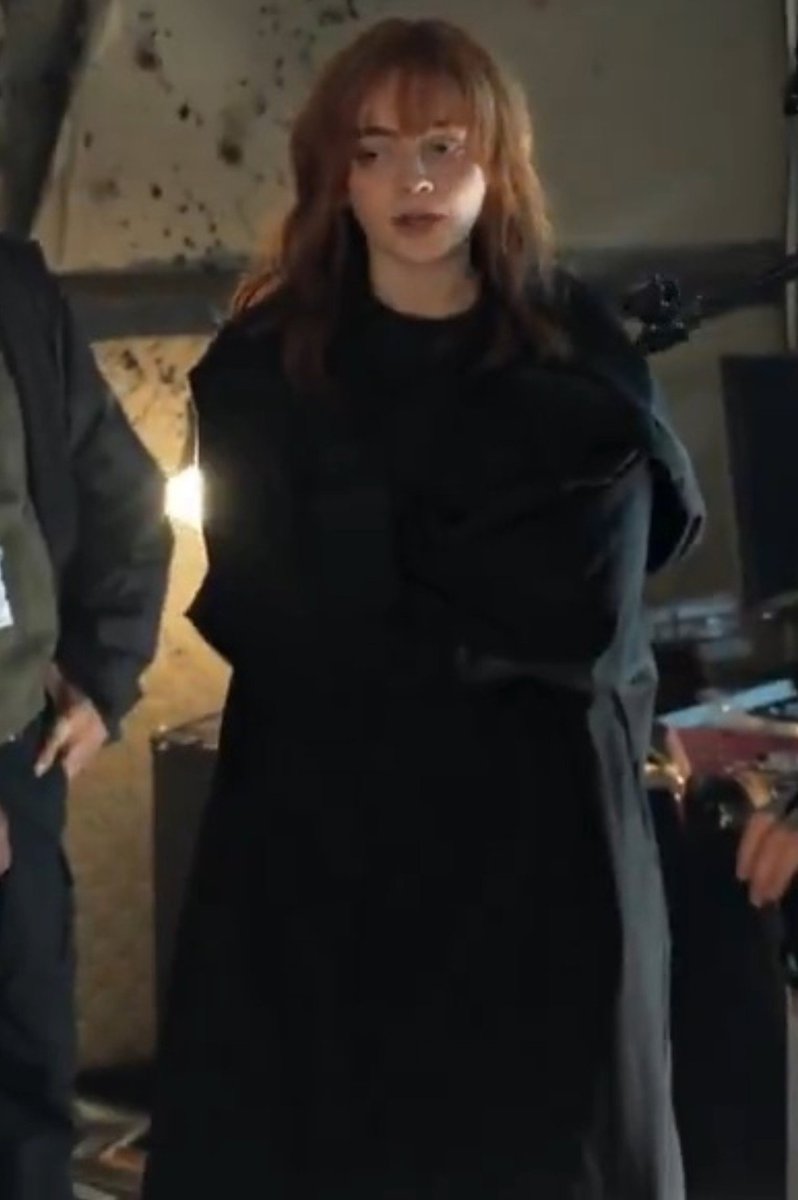sinks_radz's tweet photo. Wait she looks so gorgeous in that black outfit paired with bangs woww ✨️ https://t.co/8UognJepTg