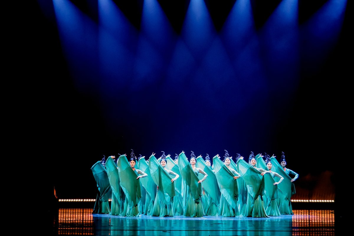 IrishHmiy's tweet photo. En la noche, la danza del grupo llena de energía y el resplandor de las almas se ve magnífico bajo las luces.， https://t.co/ToS8RND456