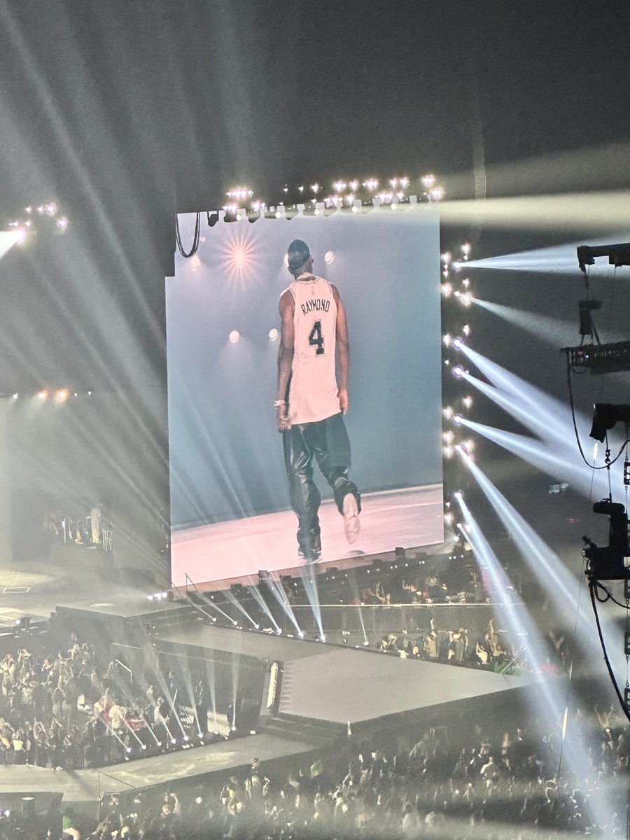 emilygiselleee's tweet photo. cbreezy & usher took over SA ✨🤍 #RnBTour https://t.co/EdM0A0lST7