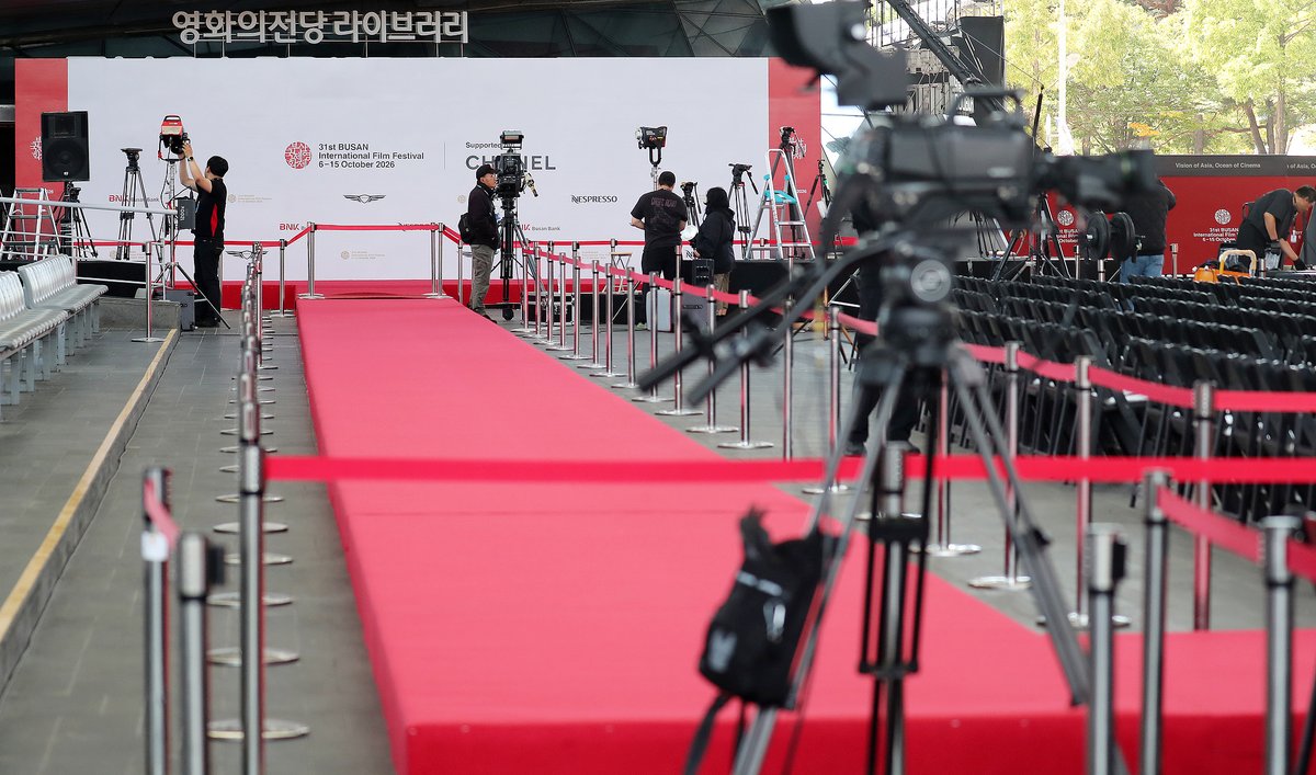 Min73946608's tweet photo. 第31回 ＃釜山国際映画祭（＃BIFF）間もなく開幕です！
海雲台区の「映画の殿堂」にあるOPレッドカーペット、静かにスターたちを待っている。

今回の映画祭は10月15日まで開催され、59の国と地域から計316作品が上映される。オープニング作品は ＃キム・ジョングァン 監督の『낮과 밤은 서로에게（昼と夜はお互いに）／The Table:Day and Night』。会場ではスタッフが最終準備に追われるなか、来場者たちは記念グッズを求めて長蛇の列を作っているみたい…

日本からは #是枝裕和 監督作品『ルックバック』に出演した #出口夏希 と #蒔田彩珠 、釜山アワード部門に出品される『このごにおよんで愛など』からは #長澤まさみ、#柄本佑、#石橋静河 、『日曜のあと』からは黒木華、『汝、星のごとく』からは #横浜流星、『殺人の門』からは #山﨑賢人 と #松下洸平、『うるわしの宵の月』から #道枝駿佑 と #安斉星来 、人気と実力を兼ね備えた俳優たちが登場。 Netflix韓国作品初出演にして、ハン・ジュニ監督のシリーズ作品『ロード(仮題)』に出演する永山瑛太や、『薔薇の鎖』の　#沢尻エリカ、#丸山隆平 も出席し、ファンとの交流が期待されている。 中華圏から俳優にして監督としても活躍する #スー・チー（#舒淇）が登場。彼女は昨年の釜山国際映画祭で「アジア映画人賞（またはプサン賞）」の最優秀監督賞に輝いており、今年はゲストとして凱旋する。さらに、中国映画界を牽引する実力派女優の #ジョウ・シュン（#周迅）と #ファン・ビンビン（#范冰冰）も登場。 当アカウントでは、中国の記者の視点から、高精細写真や映像など色んな情報を発信していきますので、注目していただければ幸いです！！！