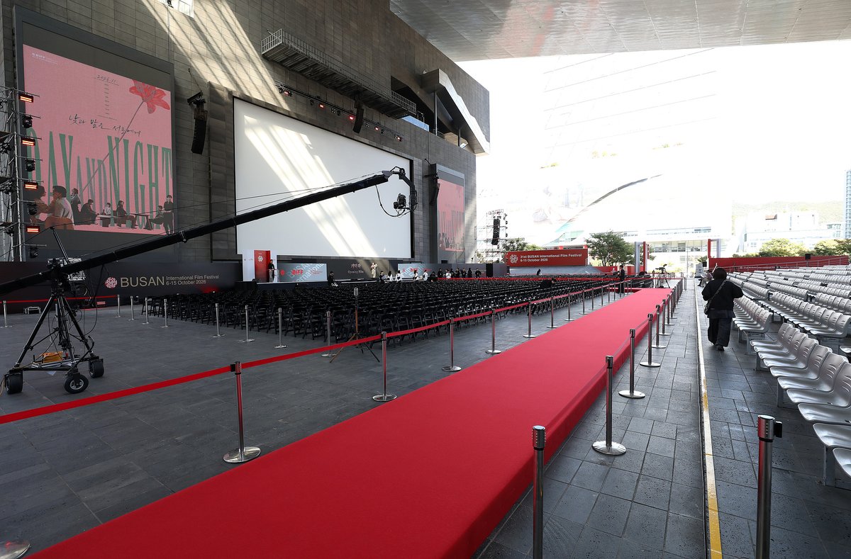 Min73946608's tweet photo. 第31回 ＃釜山国際映画祭（＃BIFF）間もなく開幕です！
海雲台区の「映画の殿堂」にあるOPレッドカーペット、静かにスターたちを待っている。

今回の映画祭は10月15日まで開催され、59の国と地域から計316作品が上映される。オープニング作品は ＃キム・ジョングァン 監督の『낮과 밤은 서로에게（昼と夜はお互いに）／The Table:Day and Night』。会場ではスタッフが最終準備に追われるなか、来場者たちは記念グッズを求めて長蛇の列を作っているみたい…

日本からは #是枝裕和 監督作品『ルックバック』に出演した #出口夏希 と #蒔田彩珠 、釜山アワード部門に出品される『このごにおよんで愛など』からは #長澤まさみ、#柄本佑、#石橋静河 、『日曜のあと』からは黒木華、『汝、星のごとく』からは #横浜流星、『殺人の門』からは #山﨑賢人 と #松下洸平、『うるわしの宵の月』から #道枝駿佑 と #安斉星来 、人気と実力を兼ね備えた俳優たちが登場。 Netflix韓国作品初出演にして、ハン・ジュニ監督のシリーズ作品『ロード(仮題)』に出演する永山瑛太や、『薔薇の鎖』の　#沢尻エリカ、#丸山隆平 も出席し、ファンとの交流が期待されている。 中華圏から俳優にして監督としても活躍する #スー・チー（#舒淇）が登場。彼女は昨年の釜山国際映画祭で「アジア映画人賞（またはプサン賞）」の最優秀監督賞に輝いており、今年はゲストとして凱旋する。さらに、中国映画界を牽引する実力派女優の #ジョウ・シュン（#周迅）と #ファン・ビンビン（#范冰冰）も登場。 当アカウントでは、中国の記者の視点から、高精細写真や映像など色んな情報を発信していきますので、注目していただければ幸いです！！！