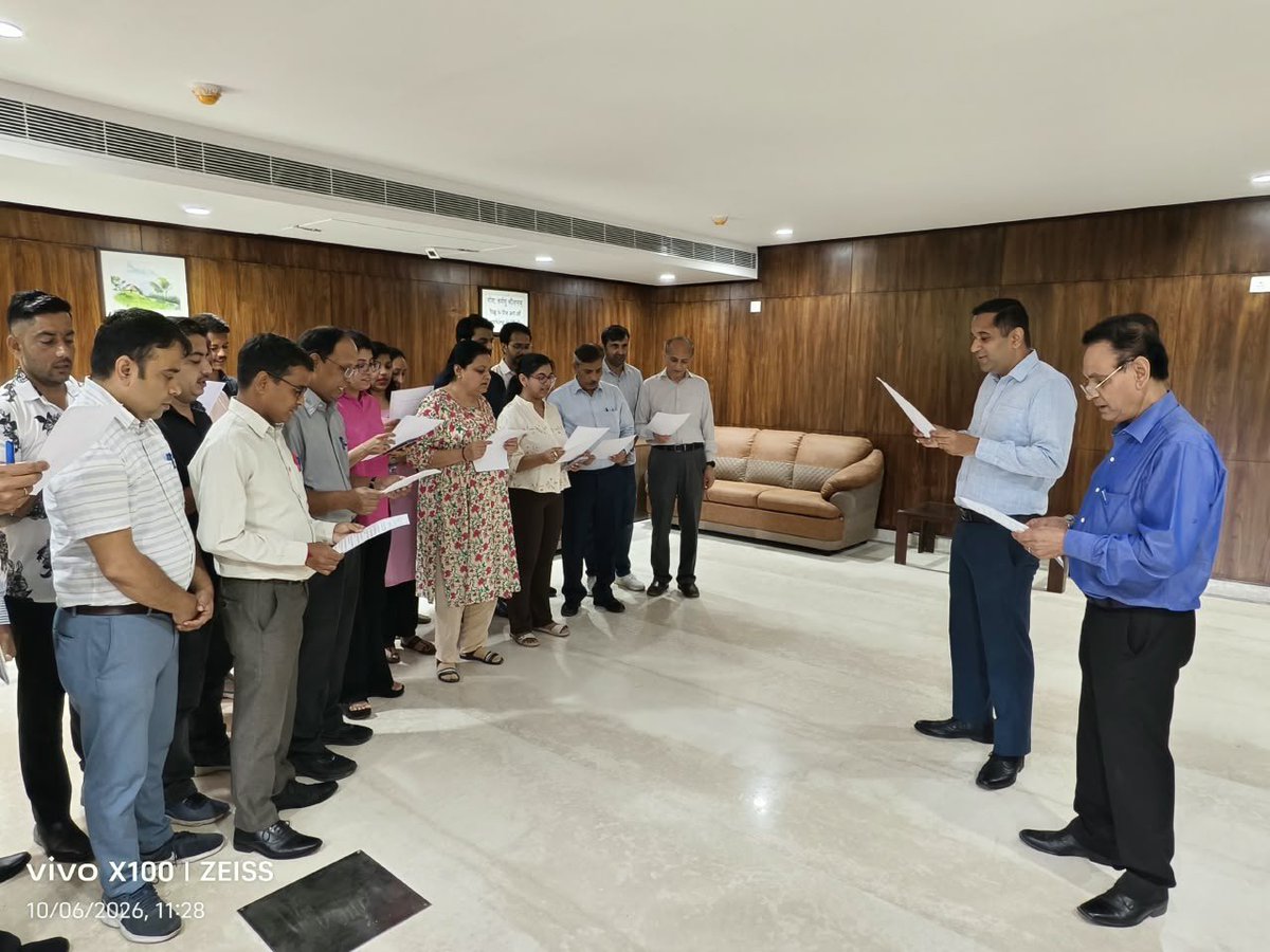 rpodelhi's tweet photo. Today the officials of RPO Delhi took the Swachhta Pledge, reaffirming their commitment to cleanliness and, healthier workplace.
Let us make cleanliness a shared responsibility. Together, we can contribute to a Swachh, Swasth and Sashakt Bharat. 🇮🇳
#SwachhataHiSeva 
#SwachhBharat https://t.co/j7h0C4KNpx
