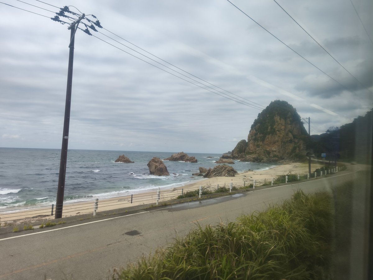 RandolEL's tweet photo. 上越新幹線から特急いなほに乗換え庄内地方へ出張ﾊｱﾊｱ
(*´Д`)
羽越本線村上・間島間で交直流デッドセクションを通過し車内灯が一旦消灯ﾊｱﾊｱ
(*´Д`)
しかし出張ヤル気ねぇ😫
来年の今頃には仕事辞めて悠々自適のはずなんやで、いやホントですよ奥さん
#コバナ鉄道クラブ #羽越本線 #特急いなほ https://t.co/L2mrgBJGZw