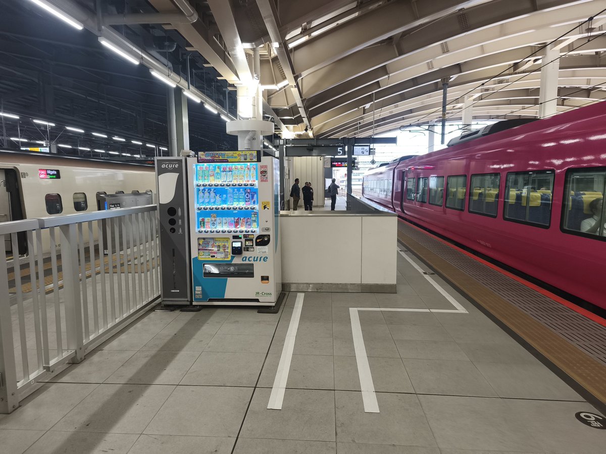 RandolEL's tweet photo. 上越新幹線から特急いなほに乗換え庄内地方へ出張ﾊｱﾊｱ
(*´Д`)
羽越本線村上・間島間で交直流デッドセクションを通過し車内灯が一旦消灯ﾊｱﾊｱ
(*´Д`)
しかし出張ヤル気ねぇ😫
来年の今頃には仕事辞めて悠々自適のはずなんやで、いやホントですよ奥さん
#コバナ鉄道クラブ #羽越本線 #特急いなほ https://t.co/L2mrgBJGZw