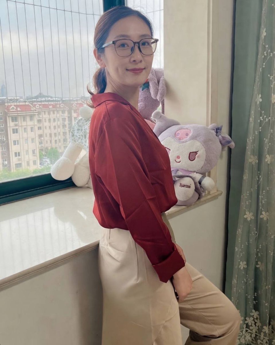 EdwardLongbghe's tweet photo. 35+体制内教师，已婚微寡，第一次在x发露脸自拍，年纪大了有点不自信，会有人喜欢吗？

有跟我一样刚翻墙出来的朋友吗？交个朋友 https://t.co/oFlVPWkU3Q