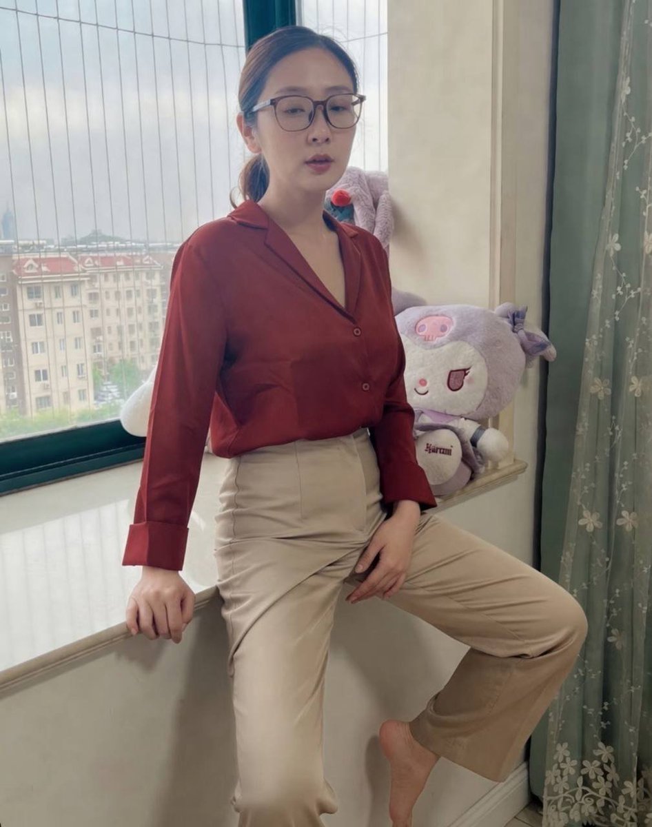EdwardLongbghe's tweet photo. 35+体制内教师，已婚微寡，第一次在x发露脸自拍，年纪大了有点不自信，会有人喜欢吗？

有跟我一样刚翻墙出来的朋友吗？交个朋友 https://t.co/oFlVPWkU3Q
