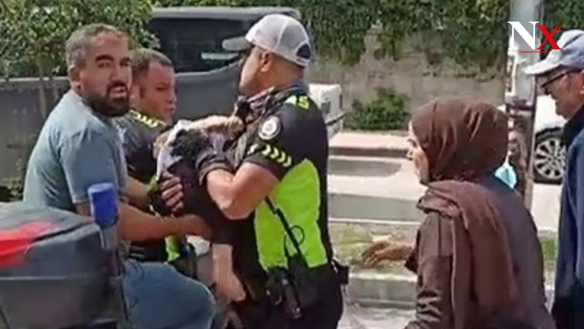 Nevarxcom's tweet photo. Polis, bilinci kapanan bebeği motosikletle hastaneye yetiştirdi

Hatay’da motorize trafik polisi, sağlık sorunu yaşayan ve bilinci kapanan bebeği babasının kucağında motosikletle hastaneye yetiştirdi.

Haberi okumak için:
https://t.co/0r4Dc1pcdd https://t.co/5TgzYLwECb