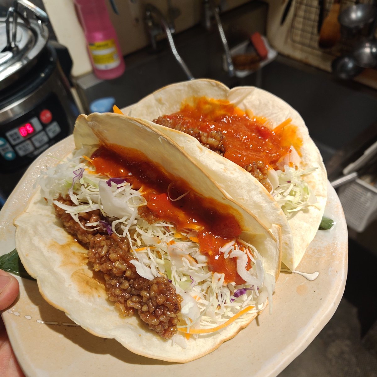 usagitogeko's tweet photo. お昼ご飯はタコス
少しカレー風味に鶏そぼろ作ってサルサと合わせて…美味しいれす😋 https://t.co/oqf4Thw5T7