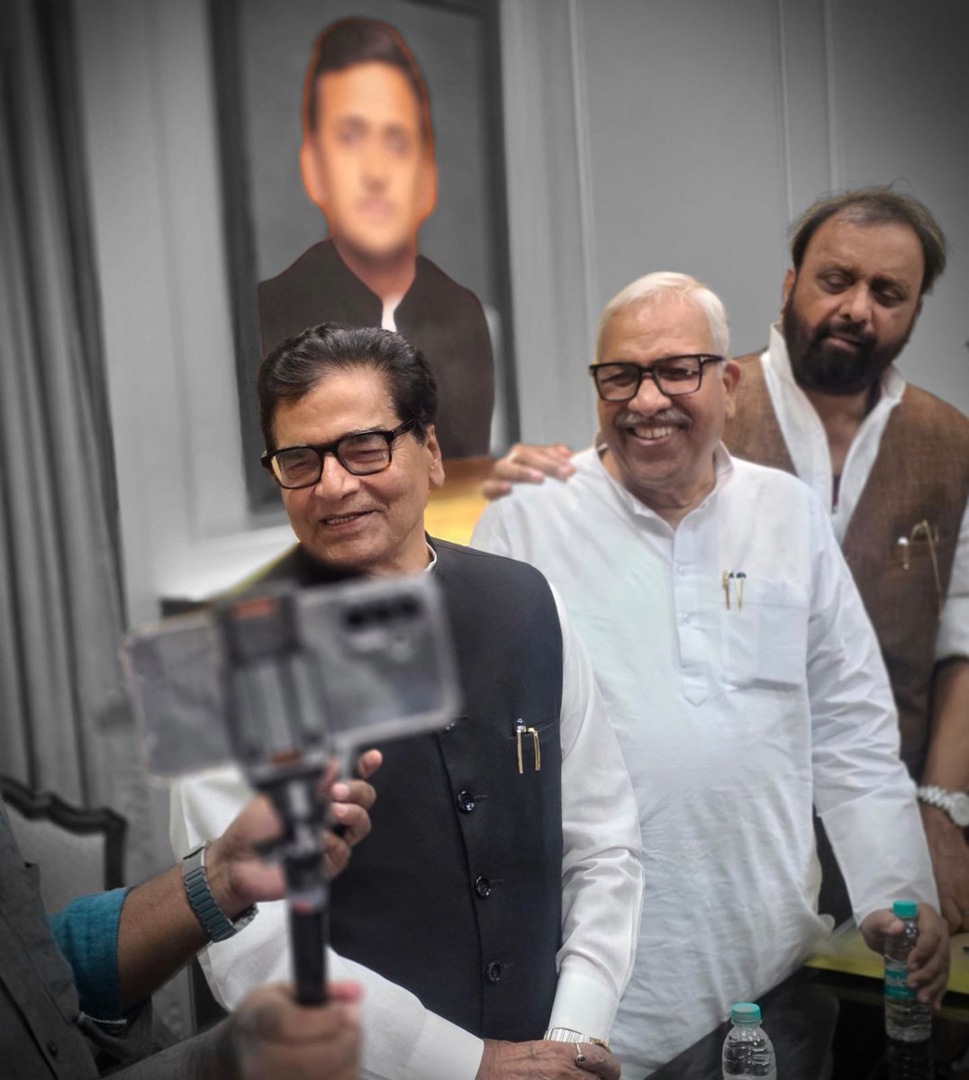 opsinghofficial's tweet photo. उत्तर प्रदेश विधानसभा परिसर स्थित समाजवादी पार्टी विधायक दल कार्यालय में समाजवादी पार्टी के राज्यसभा प्रत्याशी आदरणीय प्रो. रामगोपाल यादव जी से शिष्टाचार भेंट कर विभिन्न विषयों पर संवाद हुआ। 
इस अवसर पर प्रो. रामगोपाल यादव जी द्वारा प्रेसवार्ता भी की गई। https://t.co/5xn9YhZWuU