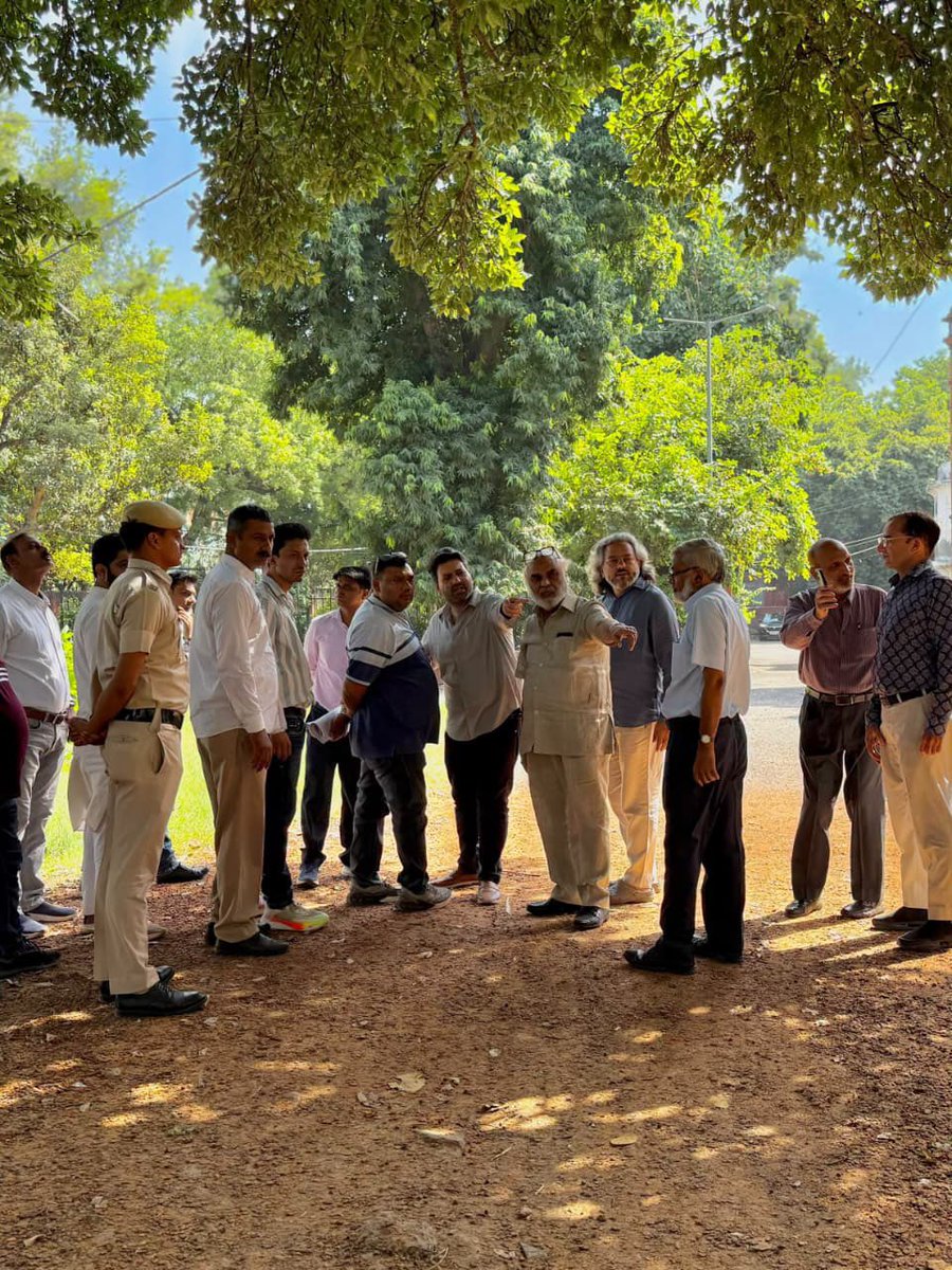 AaleyIqbal's tweet photo. आज Anglo Arabic School, अजमेरी गेट का दौरा किया। स्कूल मैनेजमेंट के साथ स्कूल की बेहतर व्यवस्था और बच्चों को बेहतर सुविधाएँ देने को लेकर चर्चा हुई। इस दौरान Education Department और दिल्ली सरकार के अधिकारी भी मौजूद रहे।

मेरी पूरी कोशिश है कि इंशाअल्लाह इस स्कूल को एक बेहतर तस्वीर दी जाए, ताकि बच्चों को अच्छा माहौल और बेहतर सुविधाएँ मिल सकें।