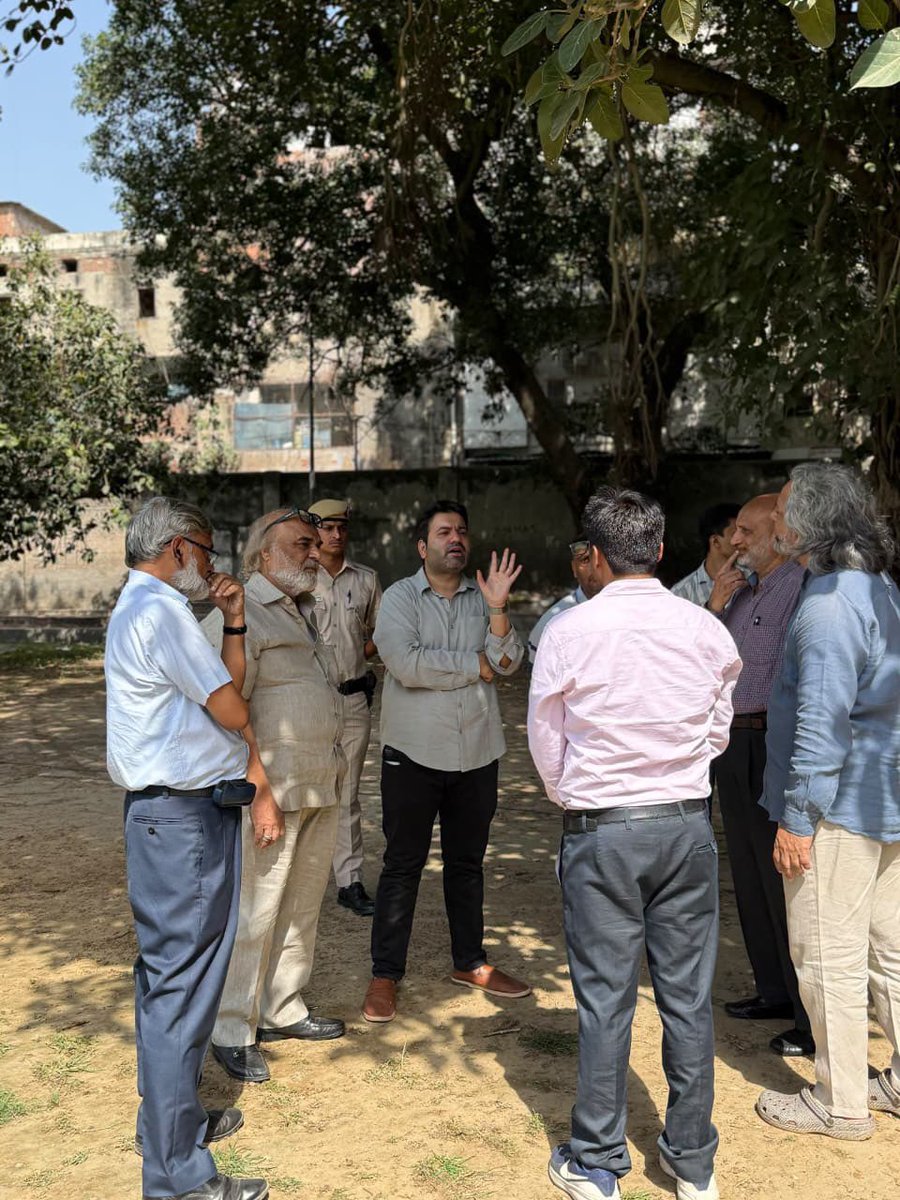 AaleyIqbal's tweet photo. आज Anglo Arabic School, अजमेरी गेट का दौरा किया। स्कूल मैनेजमेंट के साथ स्कूल की बेहतर व्यवस्था और बच्चों को बेहतर सुविधाएँ देने को लेकर चर्चा हुई। इस दौरान Education Department और दिल्ली सरकार के अधिकारी भी मौजूद रहे।

मेरी पूरी कोशिश है कि इंशाअल्लाह इस स्कूल को एक बेहतर तस्वीर दी जाए, ताकि बच्चों को अच्छा माहौल और बेहतर सुविधाएँ मिल सकें।