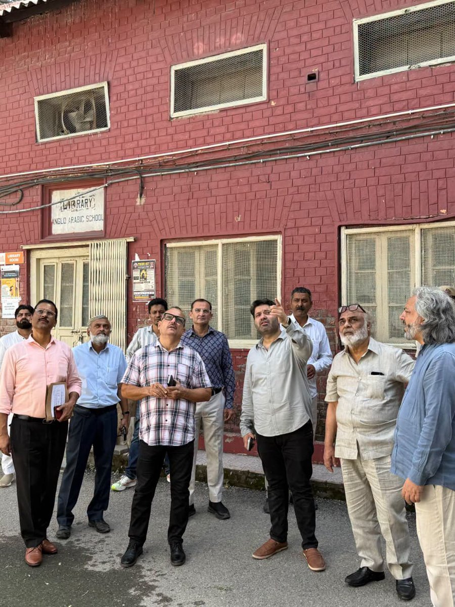 AaleyIqbal's tweet photo. आज Anglo Arabic School, अजमेरी गेट का दौरा किया। स्कूल मैनेजमेंट के साथ स्कूल की बेहतर व्यवस्था और बच्चों को बेहतर सुविधाएँ देने को लेकर चर्चा हुई। इस दौरान Education Department और दिल्ली सरकार के अधिकारी भी मौजूद रहे।

मेरी पूरी कोशिश है कि इंशाअल्लाह इस स्कूल को एक बेहतर तस्वीर दी जाए, ताकि बच्चों को अच्छा माहौल और बेहतर सुविधाएँ मिल सकें।