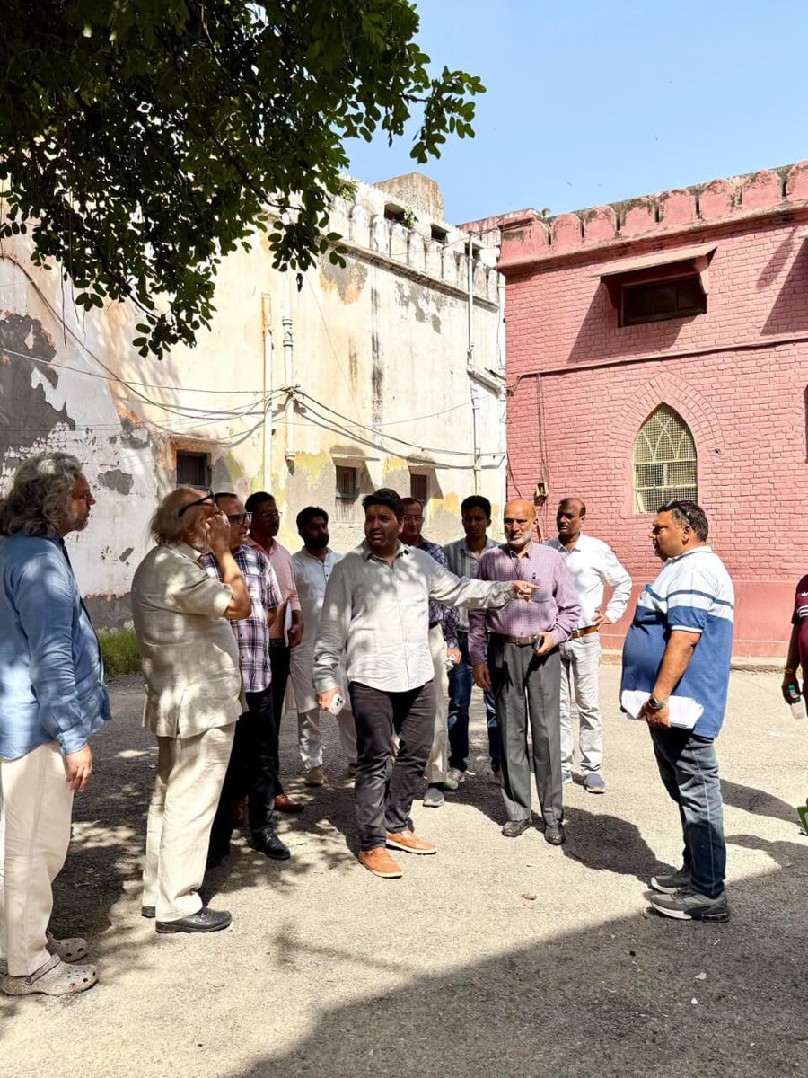 AaleyIqbal's tweet photo. आज Anglo Arabic School, अजमेरी गेट का दौरा किया। स्कूल मैनेजमेंट के साथ स्कूल की बेहतर व्यवस्था और बच्चों को बेहतर सुविधाएँ देने को लेकर चर्चा हुई। इस दौरान Education Department और दिल्ली सरकार के अधिकारी भी मौजूद रहे।

मेरी पूरी कोशिश है कि इंशाअल्लाह इस स्कूल को एक बेहतर तस्वीर दी जाए, ताकि बच्चों को अच्छा माहौल और बेहतर सुविधाएँ मिल सकें।