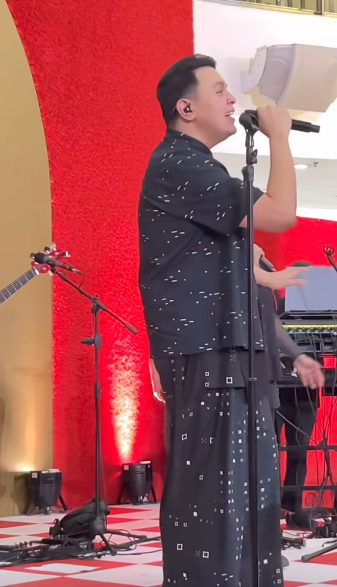 crushy153's tweet photo. Ada yg tau gak outfit batik yang dipakenya tulus ini tuh merk apa ya? sering bgt liat tulus pake baju ini.. https://t.co/V1ewSDm1m4
