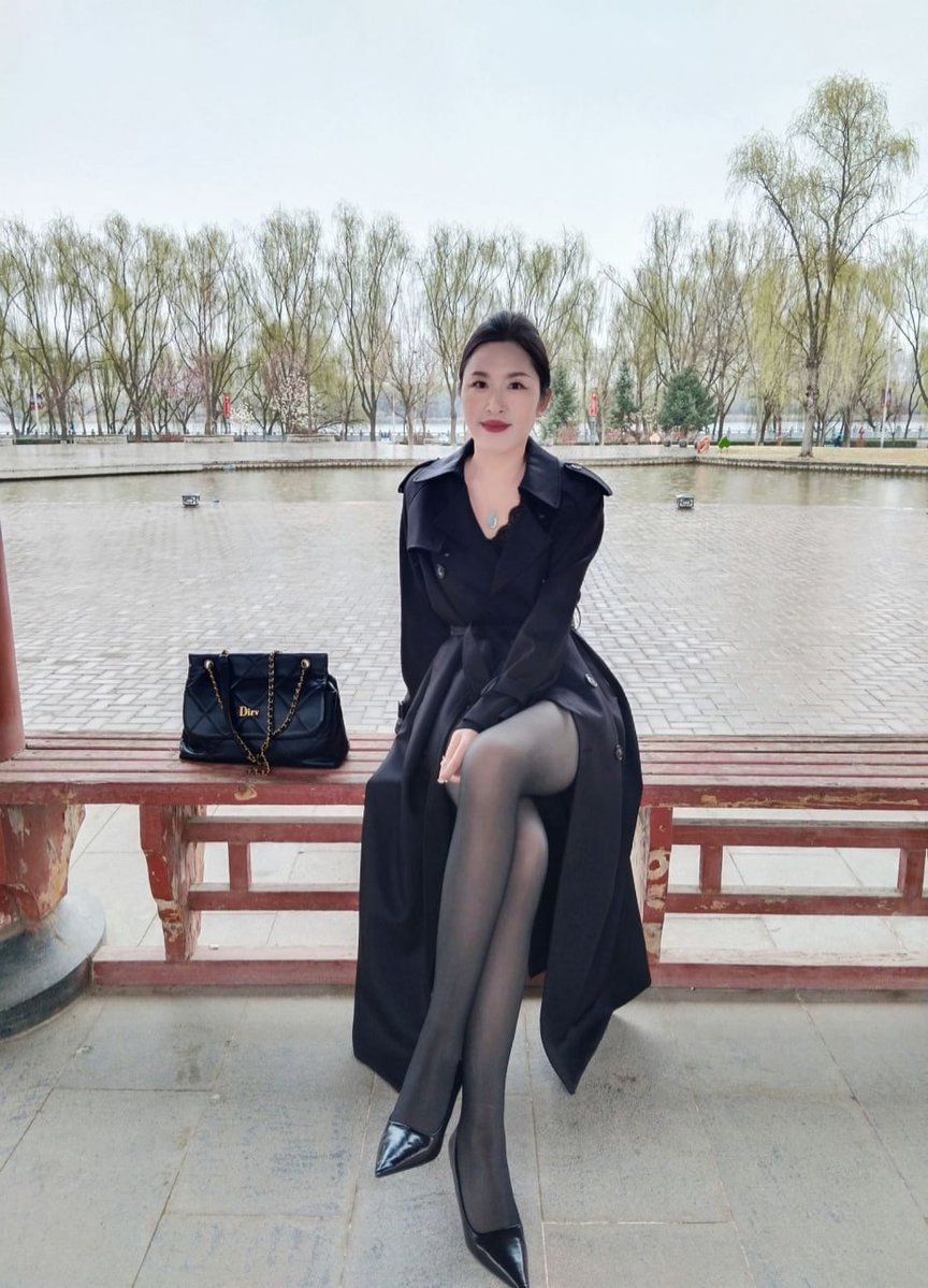 Mac_smith512's tweet photo. 大衣外面装正经，里面早就湿透了，要不要把我这双黑丝腿分开，看看蕾丝底下是不是已经等不及你了？ https://t.co/P2Qp9YJyTH