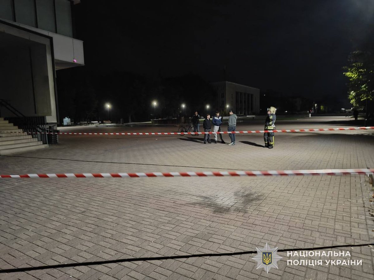 PUsiadek's tweet photo. Ukraiński żołnierz na urlopie detonuje granat na ulicy! Pora podnieść temat weteranów z PTSD zanim jest za późno!

Szeptycki, obwód lwowski, wieczór 26 września. 36-letni żołnierz na urlopie podczas kłótni z przechodniami zdetonował granat na prospekcie Tarasa Szewczenki.

Odłamki trafiły cztery osoby, wszystkie miejscowe: kobiety w wieku 17, 18 i 56 lat oraz 26-letniego mężczyznę. Życiu nie zagraża. Sprawcę zatrzymano. 

Centrum miasta, urlop i granat rzucony w zwykłych ludzi, w tym nastolatki.

I teraz pytanie, którego w Polsce nikt nie chce postawić na głos: co będzie, gdy z frontu wrócą tysiące ludzi przyzwyczajonych do broni, przemocy i bezkarności? Granica jest otwarta, kontrola szczątkowa, a taki człowiek nie potrzebuje wizy, żeby wsiąść do busa. Jedna kłótnia na ulicy w Szeptyckim skończyła się odłamkami. W Rzeszowie, Lublinie czy Warszawie może skończyć się tak samo...

Za @mordownik4u