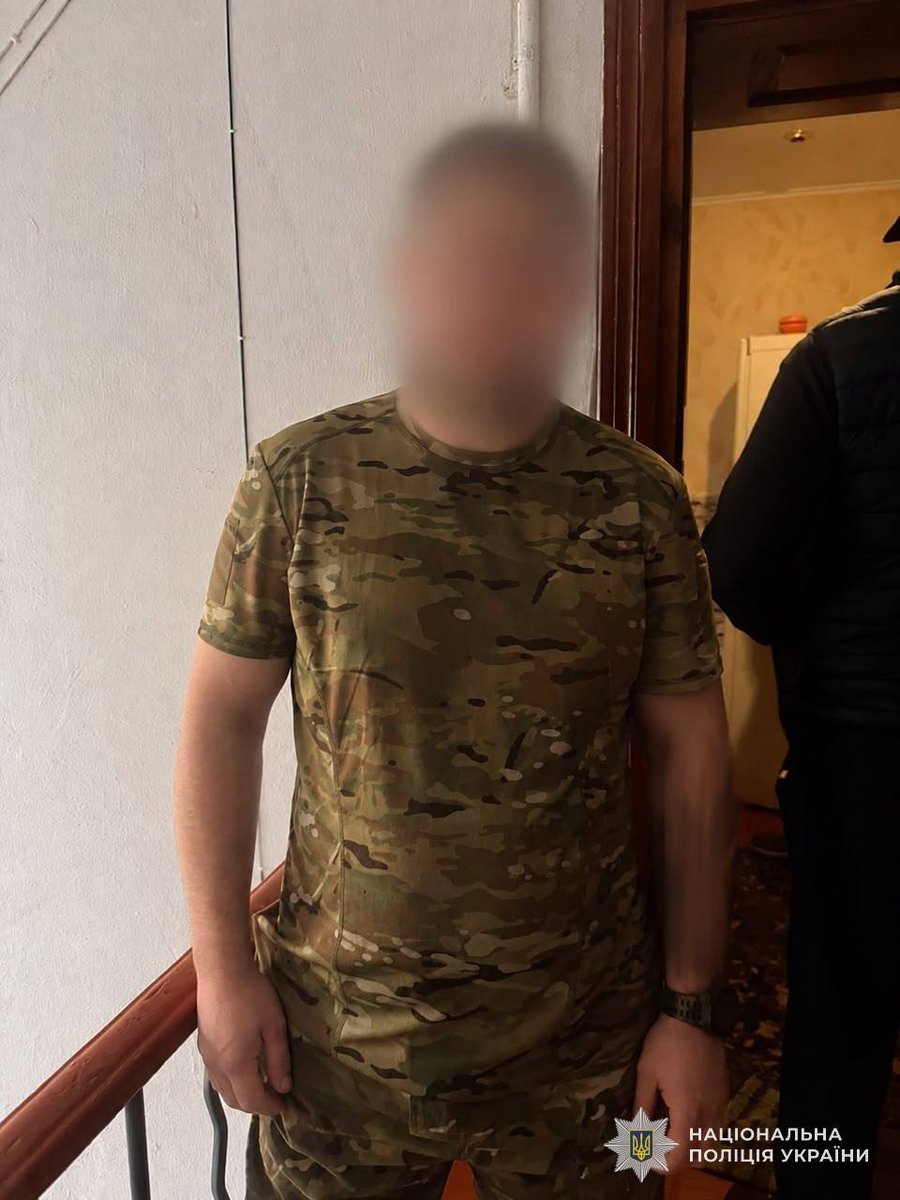 PUsiadek's tweet photo. Ukraiński żołnierz na urlopie detonuje granat na ulicy! Pora podnieść temat weteranów z PTSD zanim jest za późno!

Szeptycki, obwód lwowski, wieczór 26 września. 36-letni żołnierz na urlopie podczas kłótni z przechodniami zdetonował granat na prospekcie Tarasa Szewczenki.

Odłamki trafiły cztery osoby, wszystkie miejscowe: kobiety w wieku 17, 18 i 56 lat oraz 26-letniego mężczyznę. Życiu nie zagraża. Sprawcę zatrzymano. 

Centrum miasta, urlop i granat rzucony w zwykłych ludzi, w tym nastolatki.

I teraz pytanie, którego w Polsce nikt nie chce postawić na głos: co będzie, gdy z frontu wrócą tysiące ludzi przyzwyczajonych do broni, przemocy i bezkarności? Granica jest otwarta, kontrola szczątkowa, a taki człowiek nie potrzebuje wizy, żeby wsiąść do busa. Jedna kłótnia na ulicy w Szeptyckim skończyła się odłamkami. W Rzeszowie, Lublinie czy Warszawie może skończyć się tak samo...

Za @mordownik4u