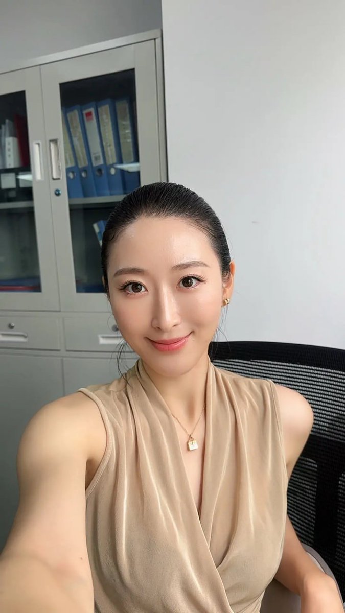 _marcusvm's tweet photo. 会议里腿并得很紧，下面却贴着丝袜在磨袜边一勾阴唇就鼓出来，想被从后面顶开，连纱都不脱，到椅子响。 https://t.co/NoLnWFLTpw