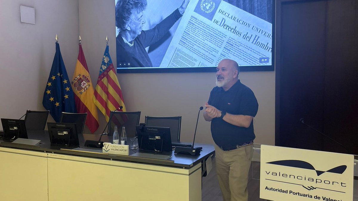 FValenciaport's tweet photo. ¡UN ÉXITO DE JORNADA! 👏✨ Ayer celebramos la segunda sesión de nuestros 'Encuentros en el Puerto de Valencia' junto a José Ignacio Pichardo Galán, catedrático de Antropología Social de la Universidad Complutense de Madrid.

ℹ️ Para esta segunda entrega, Pichardo ofreció en su ponencia “Somos diversidad. Sexualidades e identidades en la vida cotidiana y en el trabajo” una reflexión cercana sobre cómo la pluralidad nos atraviesa en el día a día y la importancia de construir entornos laborales basados en el respeto, la libertad y el reconocimiento mutuo. 🙌 

Bajo el lema "El futuro se debate aquí", los Encuentros en el Puerto de Valencia nacen para consolidar un espacio de diálogo y aprendizaje en el que abordar los grandes retos contemporáneos junto a figuras de referencia.

¡Descubre todos los detalles! 👉 https://t.co/rNKE0JllL1

#JIgnacioPichardo #Diversidad #Inclusión #EncuentrosenelPuertodeValencia #Valenciaport #FundaciónValenciaport
