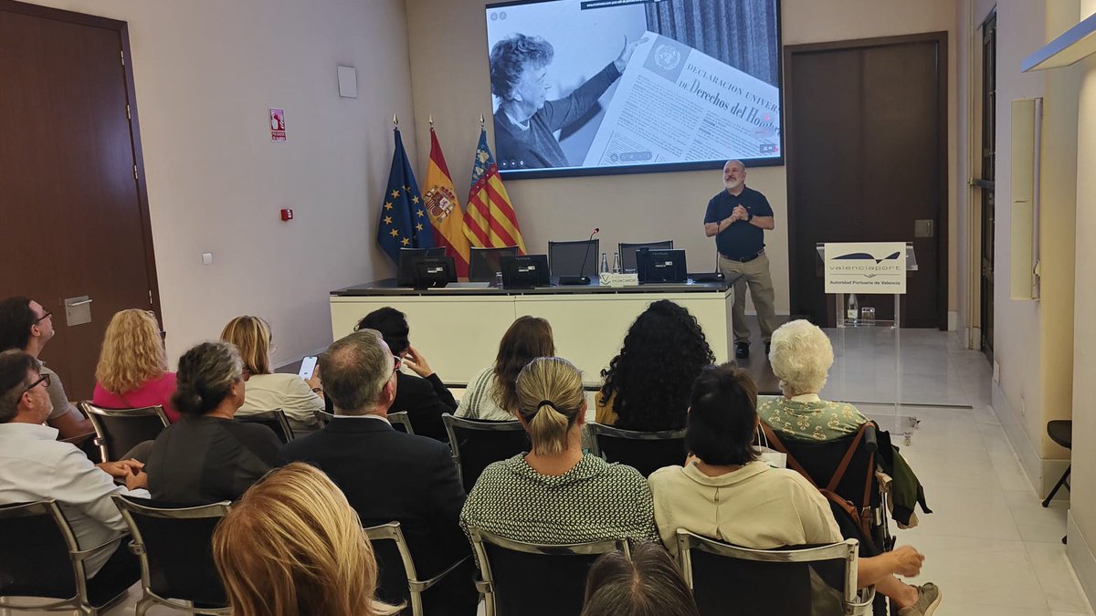 FValenciaport's tweet photo. ¡UN ÉXITO DE JORNADA! 👏✨ Ayer celebramos la segunda sesión de nuestros 'Encuentros en el Puerto de Valencia' junto a José Ignacio Pichardo Galán, catedrático de Antropología Social de la Universidad Complutense de Madrid.

ℹ️ Para esta segunda entrega, Pichardo ofreció en su ponencia “Somos diversidad. Sexualidades e identidades en la vida cotidiana y en el trabajo” una reflexión cercana sobre cómo la pluralidad nos atraviesa en el día a día y la importancia de construir entornos laborales basados en el respeto, la libertad y el reconocimiento mutuo. 🙌 

Bajo el lema "El futuro se debate aquí", los Encuentros en el Puerto de Valencia nacen para consolidar un espacio de diálogo y aprendizaje en el que abordar los grandes retos contemporáneos junto a figuras de referencia.

¡Descubre todos los detalles! 👉 https://t.co/rNKE0JllL1

#JIgnacioPichardo #Diversidad #Inclusión #EncuentrosenelPuertodeValencia #Valenciaport #FundaciónValenciaport