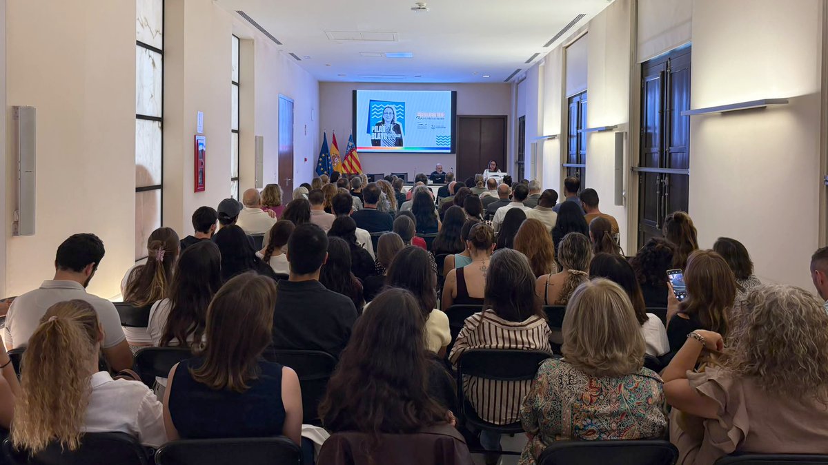 FValenciaport's tweet photo. ¡UN ÉXITO DE JORNADA! 👏✨ Ayer celebramos la segunda sesión de nuestros 'Encuentros en el Puerto de Valencia' junto a José Ignacio Pichardo Galán, catedrático de Antropología Social de la Universidad Complutense de Madrid.

ℹ️ Para esta segunda entrega, Pichardo ofreció en su ponencia “Somos diversidad. Sexualidades e identidades en la vida cotidiana y en el trabajo” una reflexión cercana sobre cómo la pluralidad nos atraviesa en el día a día y la importancia de construir entornos laborales basados en el respeto, la libertad y el reconocimiento mutuo. 🙌 

Bajo el lema "El futuro se debate aquí", los Encuentros en el Puerto de Valencia nacen para consolidar un espacio de diálogo y aprendizaje en el que abordar los grandes retos contemporáneos junto a figuras de referencia.

¡Descubre todos los detalles! 👉 https://t.co/rNKE0JllL1

#JIgnacioPichardo #Diversidad #Inclusión #EncuentrosenelPuertodeValencia #Valenciaport #FundaciónValenciaport