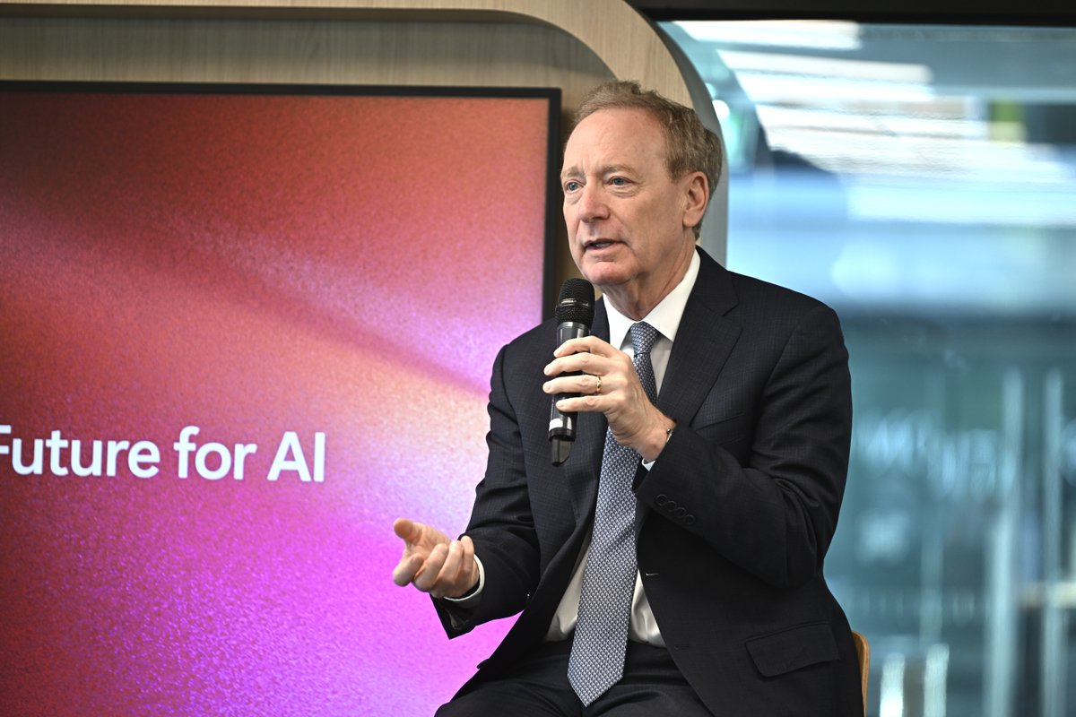 microsoftfrance's tweet photo. Quelle société voulons-nous construire avec l’IA - et comment maintenir l’humain au centre ?
À @joinstationf, les échanges avec @BradSmi ont porté sur trois priorités : la supervision humaine, les bénéfices concrets et la responsabilité.
Construire avec l’IA, tout en préservant la capacité d’action humaine, la dignité et la confiance.