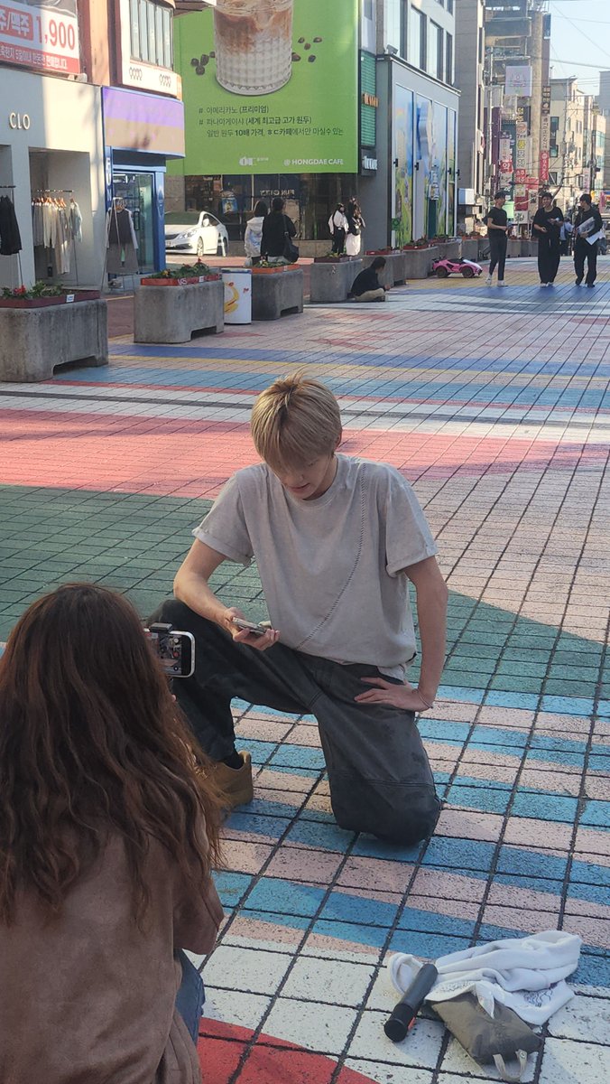 mylifenotdaeng's tweet photo. 이제 다 간 것 같아서 올립니다!!
방금 홍대에서 투어스 지훈 군을 자만추햇어요😳
몇명이 사진찍길래 뭐지? 하�� 돌아봣더니 지훈군이 냅다 춤을 췄어요.... 투어스 11월에 컴백한다고 홍보��� 왔대요 정말 너무너무너무 잘생겻고 춤도 정말 너무 잘 췄어요.......
투어스 늘 파이팅입니따💕💕💕 https://t.co/RPiE4A6fUM