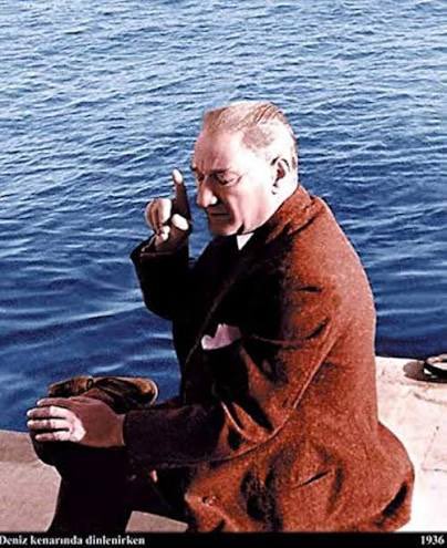 TekbBulent's tweet photo. 29 Mayıs 1453’te Fatih Sultan Mehmed Han’ın fethettiği İstanbul, 13 Kasım 1918’de yani tam 465 yıl sonra işgal kuvvetlerinin işgaline uğradı. (2.Resim)

Mustafa Kemal’in Başkomutanlığında 30 Ağustos 1922’de Anadolu’da kazanılan zafer, 6 Ekim 1923’te İstanbul’a da istiklal getirdi ve Şükrü Naili Paşa komutasındaki Türk ordusunun İstanbul’a girişiyle işgal sona erdi.

Başta Başkomutan Gazi Mustafa Kemal Atatürk olmak üzere, bu vatan için can veren aziz şehitlerimizi ve kahraman gazilerimizi minnet, şükran ve rahmetle anıyorum.

6 Ekim İstanbul’un kurtuluşu kutlu olsun.
İstanbul ilelebet Türk yurdudur.
#istanbulunkurtuluşu