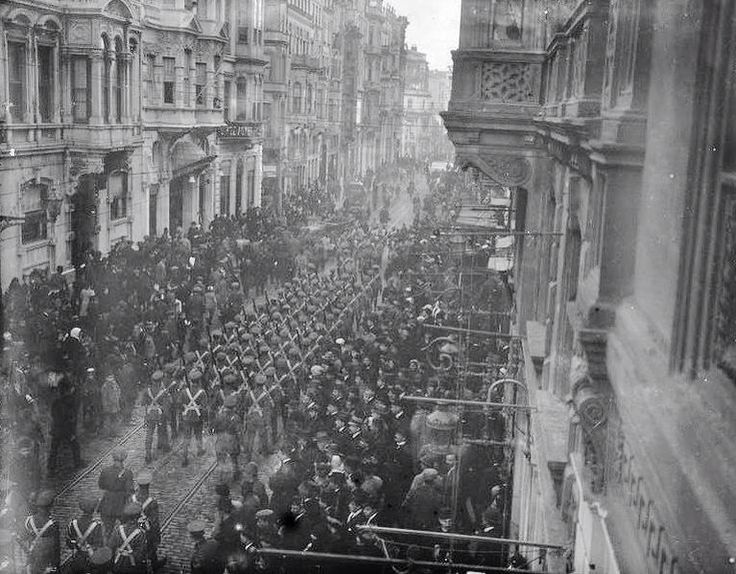 TekbBulent's tweet photo. 29 Mayıs 1453’te Fatih Sultan Mehmed Han’ın fethettiği İstanbul, 13 Kasım 1918’de yani tam 465 yıl sonra işgal kuvvetlerinin işgaline uğradı. (2.Resim)

Mustafa Kemal’in Başkomutanlığında 30 Ağustos 1922’de Anadolu’da kazanılan zafer, 6 Ekim 1923’te İstanbul’a da istiklal getirdi ve Şükrü Naili Paşa komutasındaki Türk ordusunun İstanbul’a girişiyle işgal sona erdi.

Başta Başkomutan Gazi Mustafa Kemal Atatürk olmak üzere, bu vatan için can veren aziz şehitlerimizi ve kahraman gazilerimizi minnet, şükran ve rahmetle anıyorum.

6 Ekim İstanbul’un kurtuluşu kutlu olsun.
İstanbul ilelebet Türk yurdudur.
#istanbulunkurtuluşu