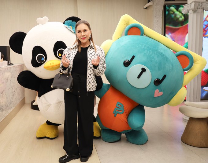 whosshii's tweet photo. Wdym princess of Thailand went to gmmgay house and met permpoon and lunar??? also she is ppw fan just like us.😭😭 https://t.co/ZxPbZh59yn