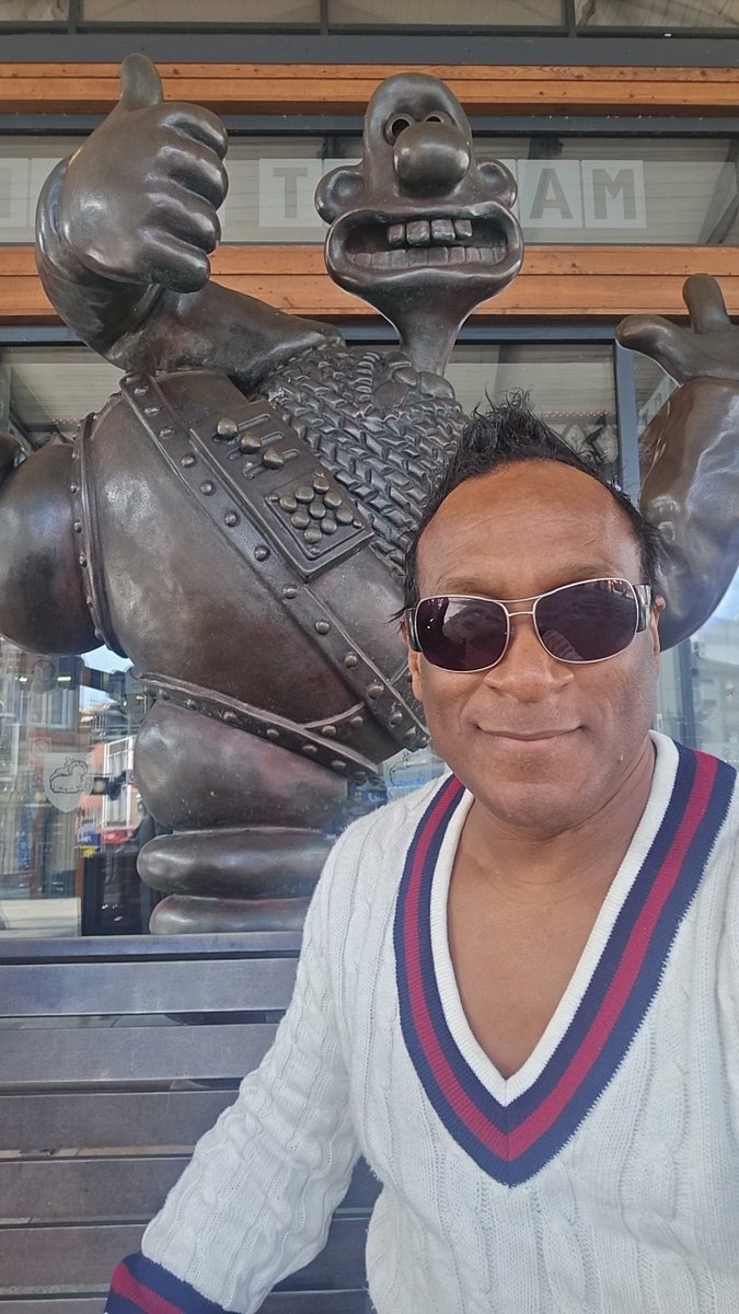 OmarWilliamsXXL's tweet photo. Someone photo bombed my selfie! 😡😁

#wallaceandgromit #wrongtrousers #omarwilliams #Preston 

https://t.co/Xzmcpqw7Pc https://t.co/Vxvx150LXa