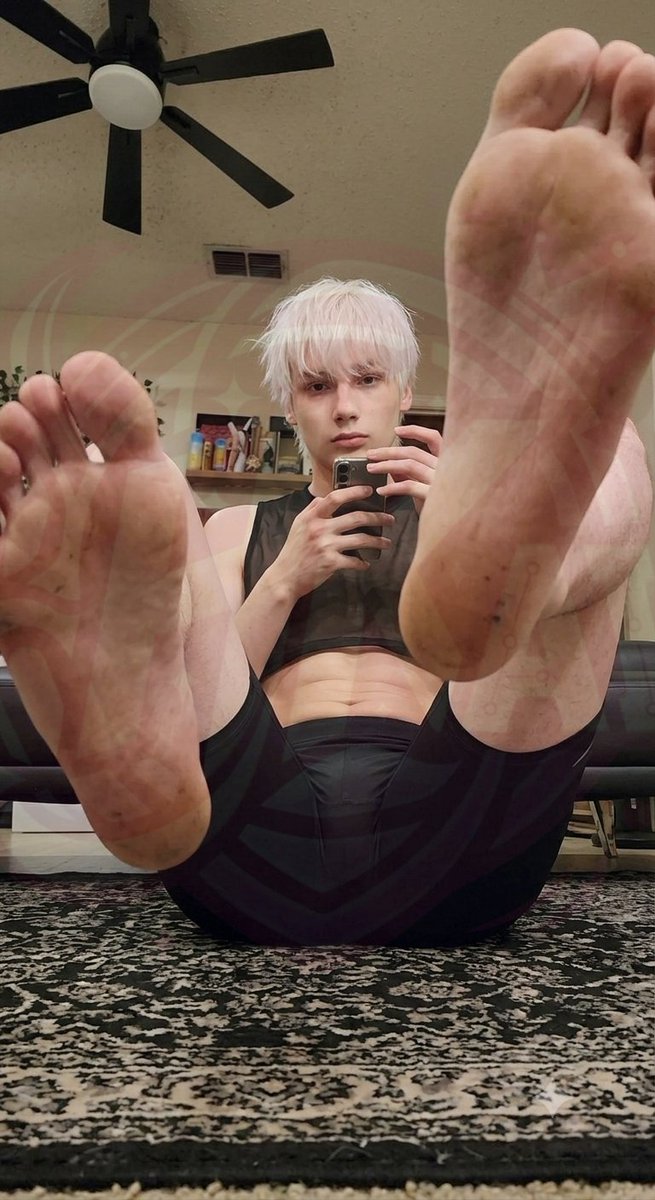 ZP_Feet's tweet photo. 🐧🍑🩲👣
#feet #foot #footfetish #feetlover #toes #soles #shirtless #nipples #chest #legs #barefoot #thong #naked #nudes #nsfw #feetworshi̇p https://t.co/kx2MFkHg5t