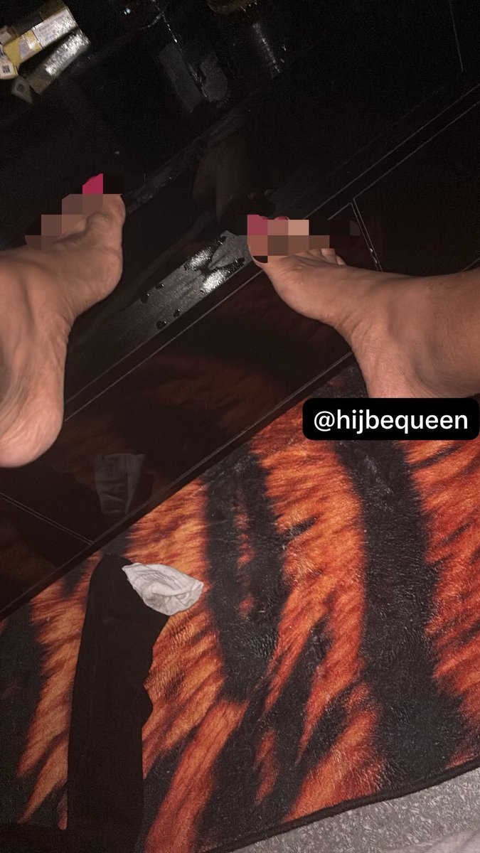 HijbeQueen's tweet photo. TU VOIS FLOU?? NORMAL JE VEUX UNE NOUVELLE PÉDICURE ET C’EST TOI QUI LA PAYE LE GROS BLANC!! 

Feet #feetfetish  findom https://t.co/5uchW2s8K3
