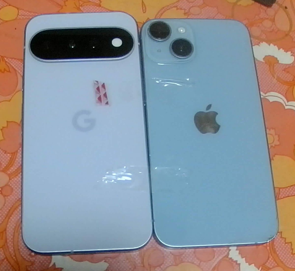 Develop_tope's tweet photo. 真似してみた
GooglePixel 11とiPhone14の折りたたみスマホ
(iPhone画面くらい綺麗にしろよ) https://t.co/MB87dU0HNk