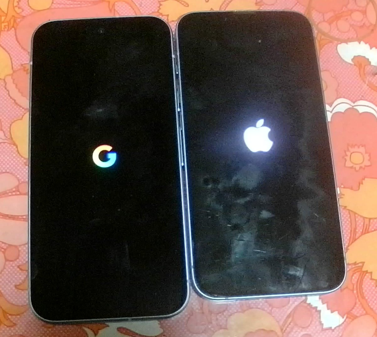 Develop_tope's tweet photo. 真似してみた
GooglePixel 11とiPhone14の折りたたみスマホ
(iPhone画面くらい綺麗にしろよ) https://t.co/MB87dU0HNk
