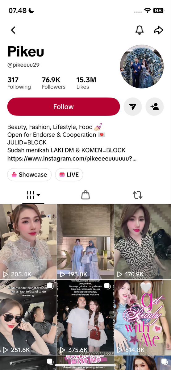 CrystalSkyc3ke's tweet photo. Lagi rame nih si Pikeu yang dulu lc terus di nikahin sama om om. Di tiktok keliatan classy tau taunya lakinya suami orang, sampai dikomen mantan istri sah nya anjir jadi dikulitin sama netizen kan sampai tutup akun🤧🤧🫵 https://t.co/66lqqa5zdH