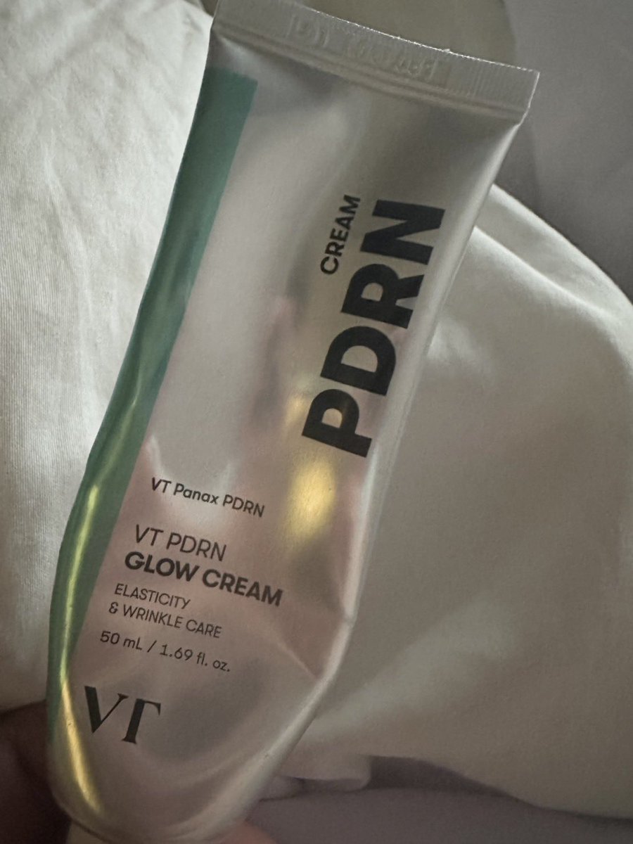 jellyquaddol35's tweet photo. ถ้าซื้อหลอดนี้เพราะหวังผล PDRN ระดับ treatment = ชั้นไม่เชียร์

แต่ถ้าซื้อเพราะต้องการ moisturizer ที่ชุ่มชื้น อิ่ม เด้ง ผิวมี sheen สวย และ barrier supporting formula ในราคาไม่ถึง 200 บาท ในปริมาณ 50 ml เออ อันนี้โคตรคุ้ม 

จุดที่มองว่า ทำเกินราคา 145 บาทมาก คือมันมี Ceramide 5 ชนิด คือ Ceramide NP, NS, AS, AP, EOP แล้วโยน Cholesterol + Phytosphingosine มาด้วย อันนี้เป็นแนวคิดสูตร barrier lipid อะ เพราะ stratum corneum ของเราก็อาศัย ceramides ร่วมกับ cholesterol และ fatty acids ในการสร้างโครงสร้าง lipid barrier อยู่แล้ว งาน review ทาง dermatology ก็อธิบายบทบาทของเรื่องนี้ตรงๆ

ทีนี้ PDRN ขอแกะให้ถึงกระดูก เพราะตรงนี้คนอาจสับสนบน artwork ของ VT ระบุ VT Panax PDRN 50,000 ppm ซึ่งเท่ากับ 5% ที่แบรนด์เรียกว่า VT Panax PDRN แต่แบรนด์อธิบายว่าสารตัวนี้เป็น blend ของ purified water + wild ginseng extract + 1,2-hexanediol + Sodium DNA ไม่ได้แปลว่าในหลอดมี Sodium DNA บริสุทธิ์ 5% นะ ข้อมูลของ VT ในสินค้าตระกูลเดียวกันก็อธิบาย PHYTO PDRN Panax ด้วย composition แบบนี้ 

อีกของดีคือ Hydrolyzed Elastin + Hydrolyzed Collagen มีทั้งคู่ทำให้ผิวรู้สึกเนียนๆและอิ่มๆไม่ใช่ทาแล้วสร้าง collagen elastin ใหม่เพราะ collagen ที่ทาบนผิวกับ collagen ที่ร่างกายสร้างใน dermis เป็นคนละเรื่อง

สรุปตัวนี้หลังขุดจนเล็บหลุดPDRN ไม่ใช่สิ่งที่ทำให้ชั้นประทับใจที่สุดในหลอดนี้สิ่งที่น่าชมจริงคือ glycerin,BG,propanediol,polyglycerin, panthenol,betaine > HA 8 แบบ> emollient/oil,squalane, ceramide 5 แบบ + cholesterol + phytosphingosine , niacinamide + adenosine + allantoin แล้วค่อยมี botanical กับ Panax PDRN มาเสริม สูตรมันถูกออกแบบเป็น moisturizing,barrier,glow cream ที่มีของเยอะผิดราคา เหมือนทำเอาสังคม

นี่ว่า 145 บาท กับ 50 ml นี่คุ้มแบบไม่ต้องอาศัยคำว่า PDRN มาช่วยขายเลย 5555555 เอาแค่ มอยส์เจอร์ไรเซอร์ที่ทาแล้วชุ่มจริง เนื้อดี ใช้แล้วหน้าไม่งอแง และสูตรมี humectant + emollient + ceramide,cholesterol + niacinamide,panthenol แค่นี้ราคาก็ผ่านฉลุยแล้ว

เพราะเวลากูประเมินของราคาประมาณนี้ กูไม่ได้ถามว่ามันมี active พระเจ้าไหมกูจะถามว่า เงิน 145 บาท มันทำหน้าที่พื้นฐานได้ดีแค่ไหน แล้วตัวนี้ทำได้เกินราคาเยอะมาก 50 ml ด้วยนะ ไม่ใช่ 10ml หลอดจิ๋วแบบบีบสามคืนแล้ววิญญาณออกจากร่าง 

ที่ตลกที่สุดคือเส้นเรื่องการซื้อของชั้นคือ
อยากได้มาส์กฟรี >ต้องหาของสักชิ้นให้ถึงโปร >หยิบครีม 145 มาแบบเอออะไรก็ได้ >ครีมเสือกดี >ตอนนี้หลอดบู้บี้อยู่บนเตียง
555555555555

นี่แหละของแถม marketing ที่ประสบความสำเร็จด้วย555555 นัง VT วางกับดักว่ามาซื้อเพราะมาส์กสิคะแล้วสินค้าหลักดันทำมาดีจนชั้นใช้จริงและซื้อซ้ำ

คือไม่ต้องไปหมกมุ่น PDRN หน้าหลอดเลย ถ้าคนถามว่าตัวนี้ดีตรงไหน กูจะเริ่มจากมันเป็นครีมราคา 145 บาท ที่ให้ความชุ่มชื้นทำมาดีมาก
ก่อนเลย

แล้วถ้าราคาไม่ถึง 200 บาทกับ 50 ml ทาต่อเนื่องนี่ว่ามันเหมาะมากกับคนที่อยากได้ มอยส์เจอร์ไรเซอร์ทาแบบไม่ต้องเสียดายมือ ทาเต็มหน้า ทาคอ เพิ่มอีกหน่อยตรงแห้งก็ไม่ต้องคิดเยอะ ซึ่งเรื่องนี้สำคัญกว่าที่คนคิดนะ เพราะสกินแคร์ที่ดีแต่แพงจนคนทาบางเหมือนถวายธูปหนึ่งดอก มันก็ใช้ประโยชน์ไม่เต็มที่อยู่ดีอะ

ปล. รูปนี้คือตื่นมาแล้วหยิบถ่ายเลย ไฟในห้องยังไม่ได้เปิดด้วยซ้ำ แสงทั้งหมดมาจากหน้าจอคอม ส่วนครีมก็ใกล้หมดแล้ว 55555 ภาพเลยออกมาฟีลภาพจาก CCTV กล้องวงจรปิดจับภาพผู้ต้องสงสัยได้ตอนตี 5  เบลอๆ มืดๆ🤣🤣