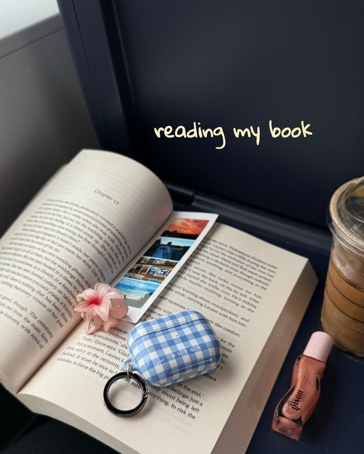 Larasvisusls's tweet photo. Just minding my business and reading my book. 📚 https://t.co/T6nwCPDYhc