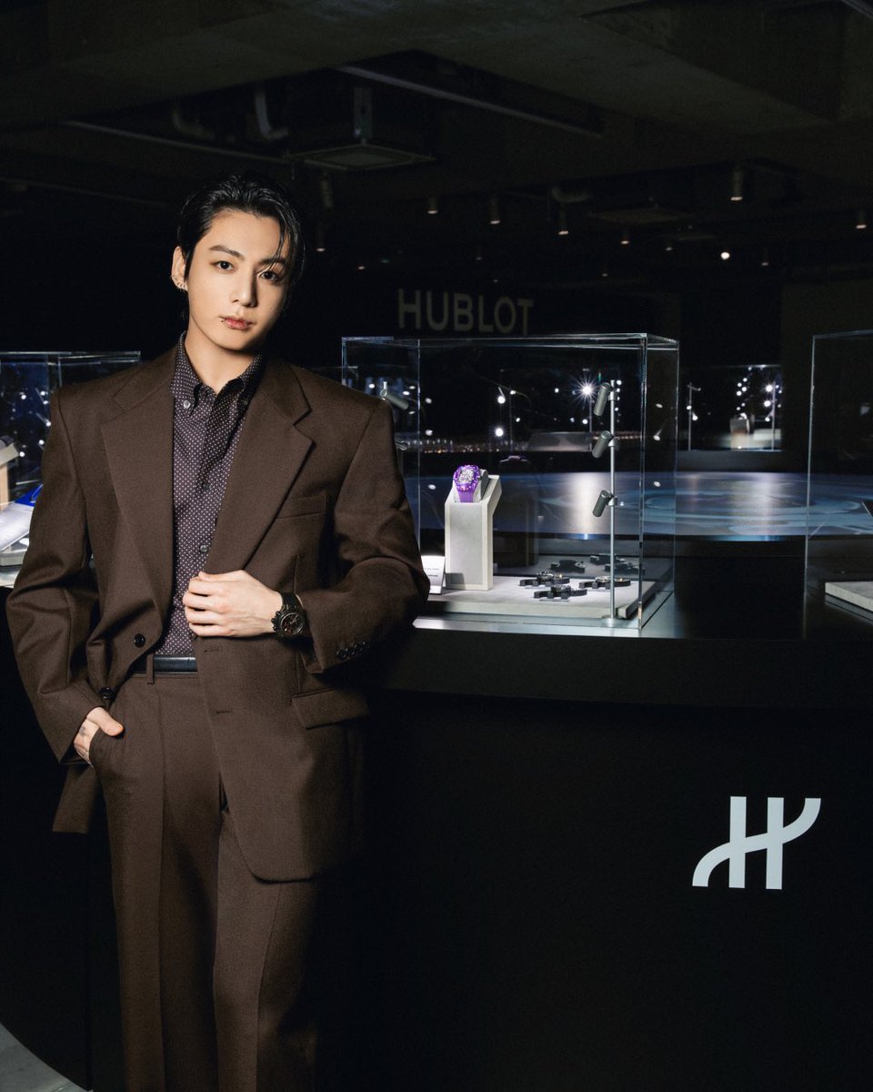 JJK_Times's tweet photo. Hublot CEO Julien Tornare (via Instagram):

What a day in Tokyo! 🇯🇵
It was a real pleasure to spend this special moment with Jung Kook, our Global Brand Ambassador.
We started the day with a visit to our Hublot boutique, meeting the team and feeling the incredible energy around Jung Kook, before coming together again in the evening for a very special celebration.
Great conversations, great energy, and so many memorable moments. This is what I love about Hublot bringing together incredible people, cultures and creativity from around the world.

Thank you for being part of the Hublot family and for making this Tokyo moment one to remember!

#Hublot #JungKook #Japan @/mnijungkook
