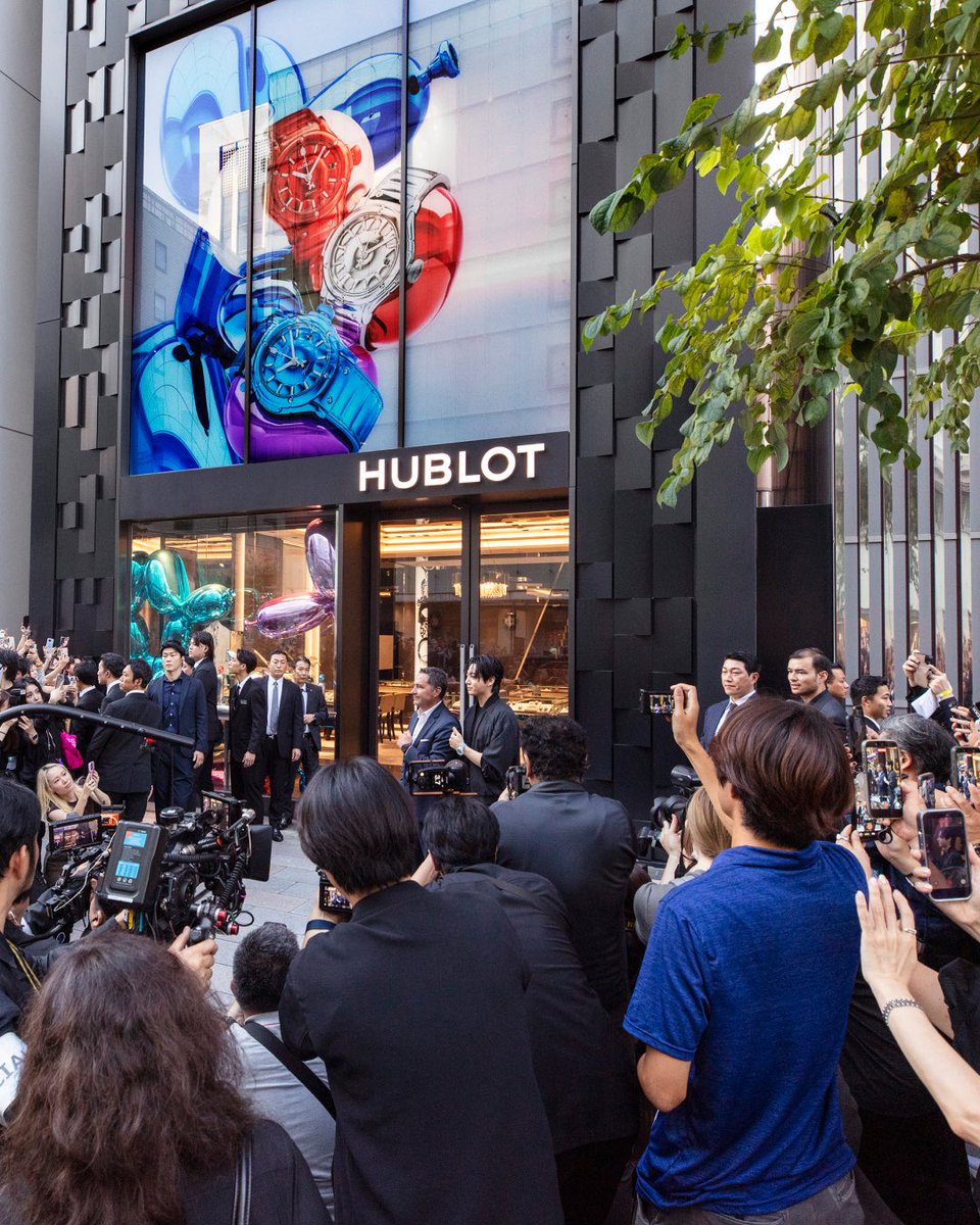 JJK_Times's tweet photo. Hublot CEO Julien Tornare (via Instagram):

What a day in Tokyo! 🇯🇵
It was a real pleasure to spend this special moment with Jung Kook, our Global Brand Ambassador.
We started the day with a visit to our Hublot boutique, meeting the team and feeling the incredible energy around Jung Kook, before coming together again in the evening for a very special celebration.
Great conversations, great energy, and so many memorable moments. This is what I love about Hublot bringing together incredible people, cultures and creativity from around the world.

Thank you for being part of the Hublot family and for making this Tokyo moment one to remember!

#Hublot #JungKook #Japan @/mnijungkook