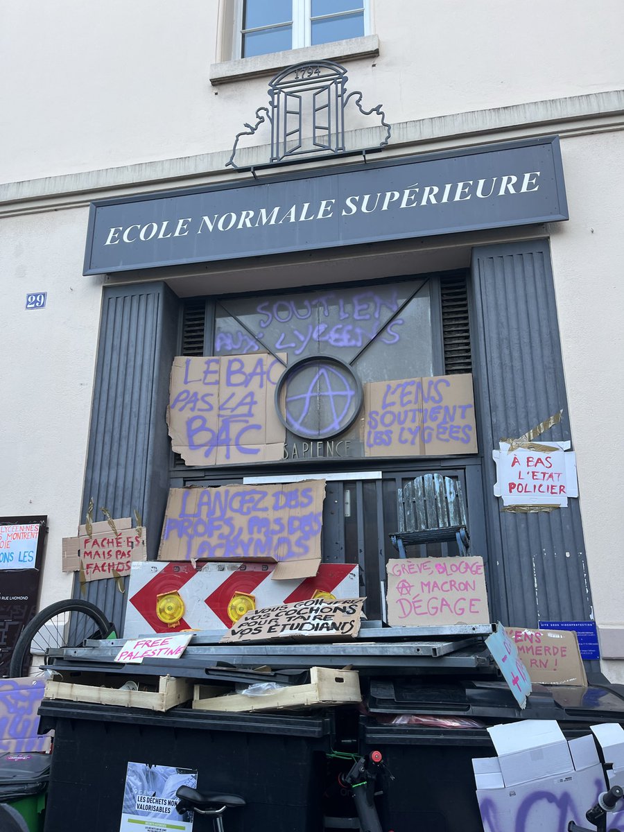 marcelduchampst's tweet photo. ENS Ulm bloquée ! https://t.co/goELii2yby