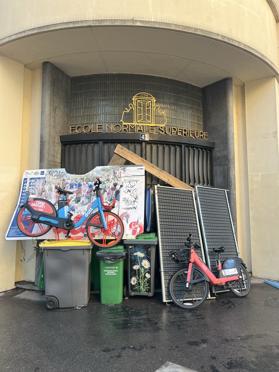 marcelduchampst's tweet photo. ENS Ulm bloquée ! https://t.co/goELii2yby