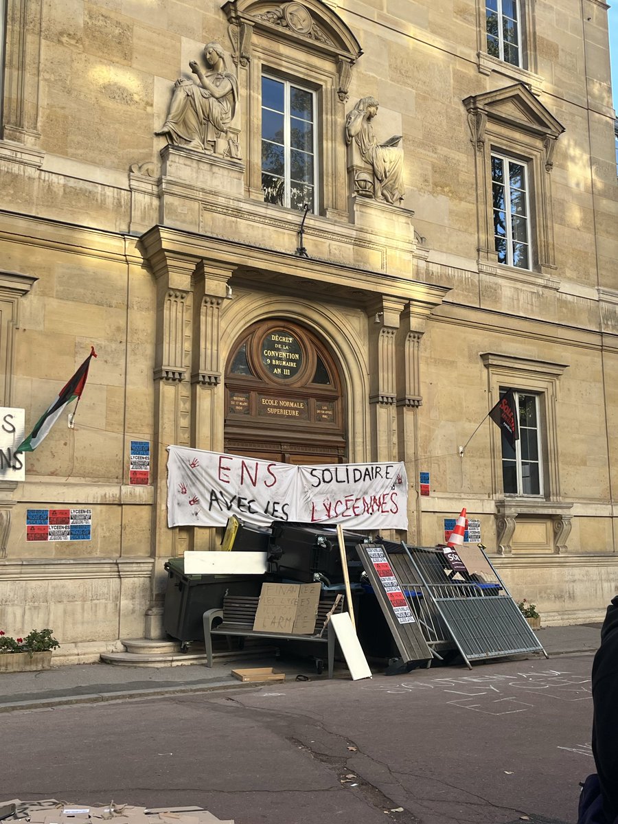 marcelduchampst's tweet photo. ENS Ulm bloquée ! https://t.co/goELii2yby