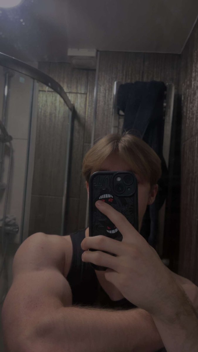 TheFitPlug's tweet photo. Let my squeeze your head in my biceps 🤪 https://t.co/yGoumTw9Cg