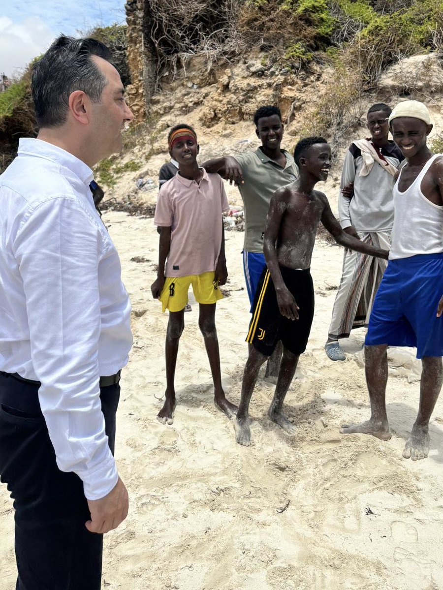 TC_MogadisuBE's tweet photo. Büyükelçi Ferhat Alkan ve Somali Türk Görev Kuvveti Komutanı Tümgeneral Sebahattin Kalkan başkanlığındaki Türk heyeti Varşeyh şehrini ziyaretlerinde şehrin muhteşem güzellikteki sahillerini de ziyaret ederek balıkçılarla sohbet etti, gençlerle futbol oynadılar. 

Varşeyh’in misafirperver halkına ve genç dostlarımıza teşekkürlerimizi sunuyoruz. 

🇹🇷🤝🇸🇴