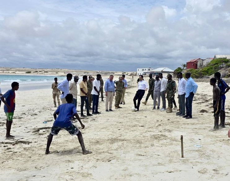 TC_MogadisuBE's tweet photo. Büyükelçi Ferhat Alkan ve Somali Türk Görev Kuvveti Komutanı Tümgeneral Sebahattin Kalkan başkanlığındaki Türk heyeti Varşeyh şehrini ziyaretlerinde şehrin muhteşem güzellikteki sahillerini de ziyaret ederek balıkçılarla sohbet etti, gençlerle futbol oynadılar. 

Varşeyh’in misafirperver halkına ve genç dostlarımıza teşekkürlerimizi sunuyoruz. 

🇹🇷🤝🇸🇴