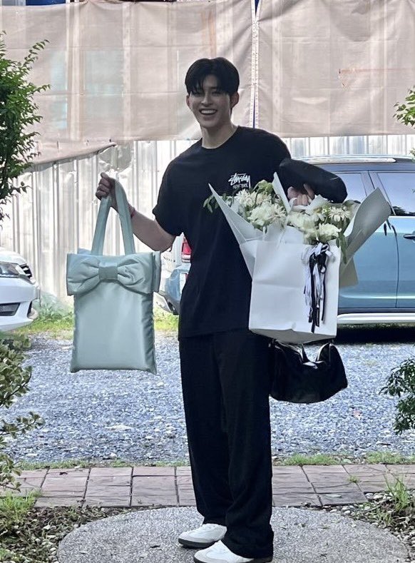 Compositaepus's tweet photo. บัณฑิต                                      แฟนบัณฑิต https://t.co/hzTDO33z1Y
