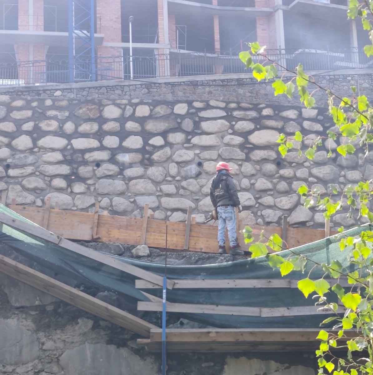 bondia's tweet photo. #FOTODELDIA Envia'ns les teves al📲36 31 30
Obres del vial de la Massana, treballador sense EPIS i sense lligar a una alçada de quinze metres😬 Després passen coses🙄
📷 Olga https://t.co/hTFliGLDDN