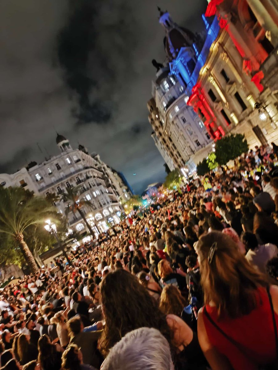 josevico4's tweet photo. Así estaba la plaza del ayuntamiento de Valencia anoche.

La gran mayoría gente muy joven y auto organizada.
Maravilloso https://t.co/fBgSMIprL0