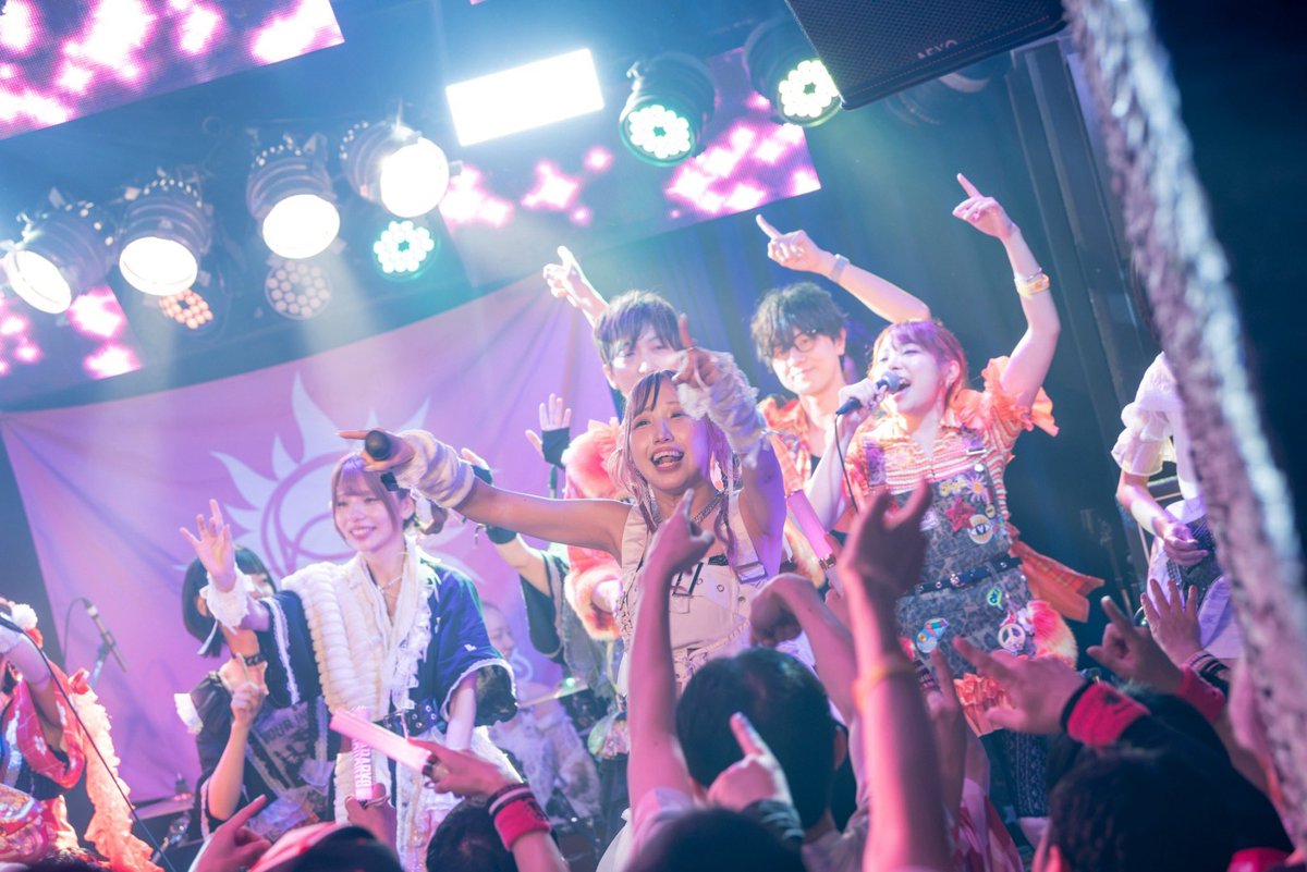 obararyou's tweet photo. 活動10周年を迎えました。普通が出来ないと言われ続けてきた生きるの下手くそな人間がこんなにも活動を続けられたのは、支えてくれる貴方のお陰です。何も出来ない分、人のご縁と愛情にとてもとても恵まれてると思ってます。これからも私の歌と活動を通してシアワセを連鎖していけるよう歌い続けます。 https://t.co/U4LXXwEIdt